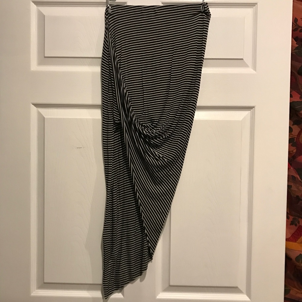 Kendall & Kylie \\ Midi Striped Skirt